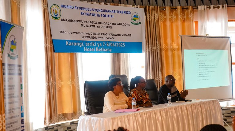 ABAGIZE URUGAGA RW’ABAGORE BAHUGUWE KURI DEMOKARASI Y’UBWUMVIKANE N’AKAMARO KAYO/INTARA Y’IBURENGERAZUBA.