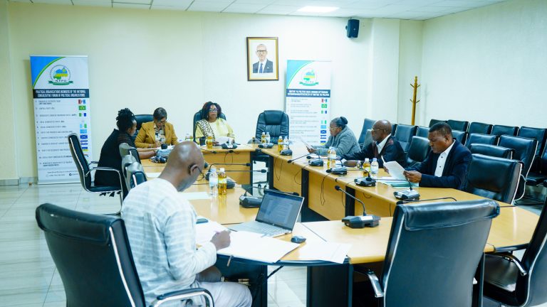 KURI UYU WA GATANU, TARIKI YA 12 UKUBOZA 2025, KOMISIYO Y’IHURIRO ISHINZWE ITUMANAHO NO KUNGURANA IBITEKEREZO, YATERANYE MU NAMA YAYO ISANZWE Y’IGIHEMBWE.