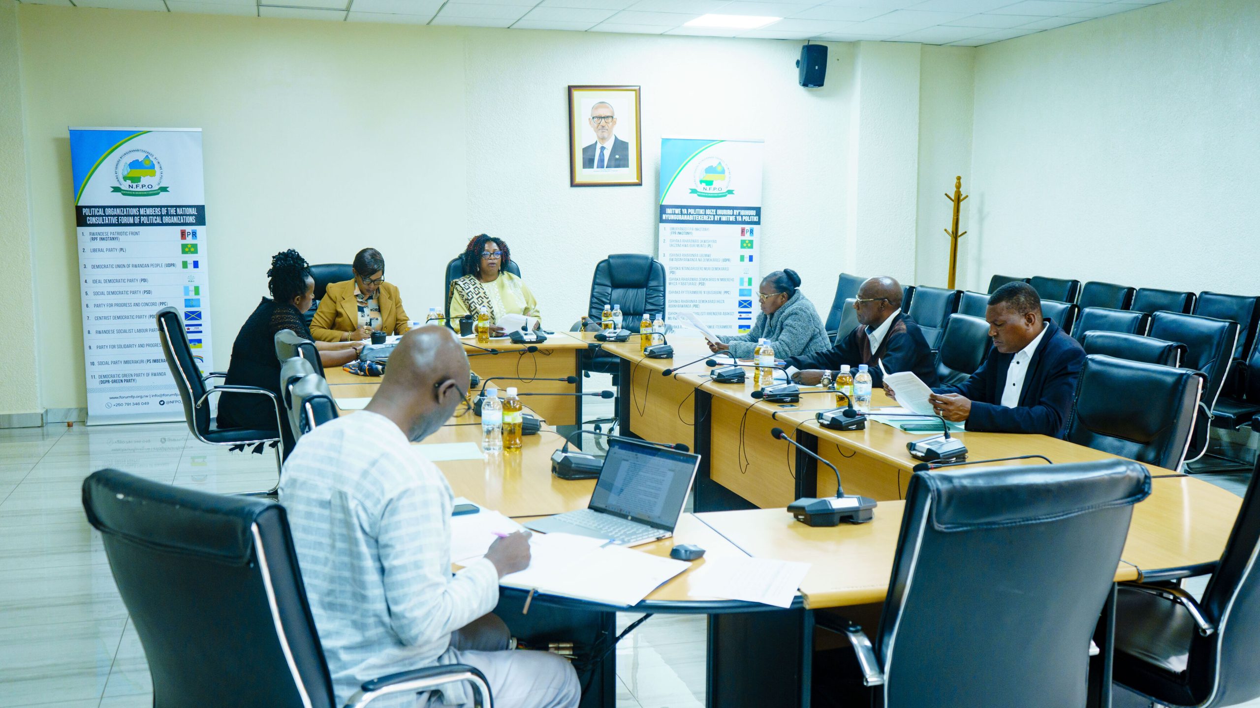 Read more about the article KURI UYU WA GATANU, TARIKI YA 12 UKUBOZA 2025, KOMISIYO Y’IHURIRO ISHINZWE ITUMANAHO NO KUNGURANA IBITEKEREZO, YATERANYE MU NAMA YAYO ISANZWE Y’IGIHEMBWE.