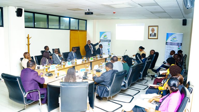 KURI UYU WA KANE, TALIKI YA 18/12/2025 HABAYE INAMA Y’INAMA RUSANGE ISANZWE Y’IHURIRO RY’IGIHUGU NYUNGURANABITEKEREZO RY’IMITWE YA POLITIKI(NFPO) HAMWE NA MINISITIRI W’UBUHINZI N’UBWOROZI BWANA DR NDABAMENYE THERESPHORE KURI POLITIKI N’INGAMBA ZO KONGERA UMUSARURO UKOMOKA KUMUSARURO W’UBUHINZI N’UBWOROZI.