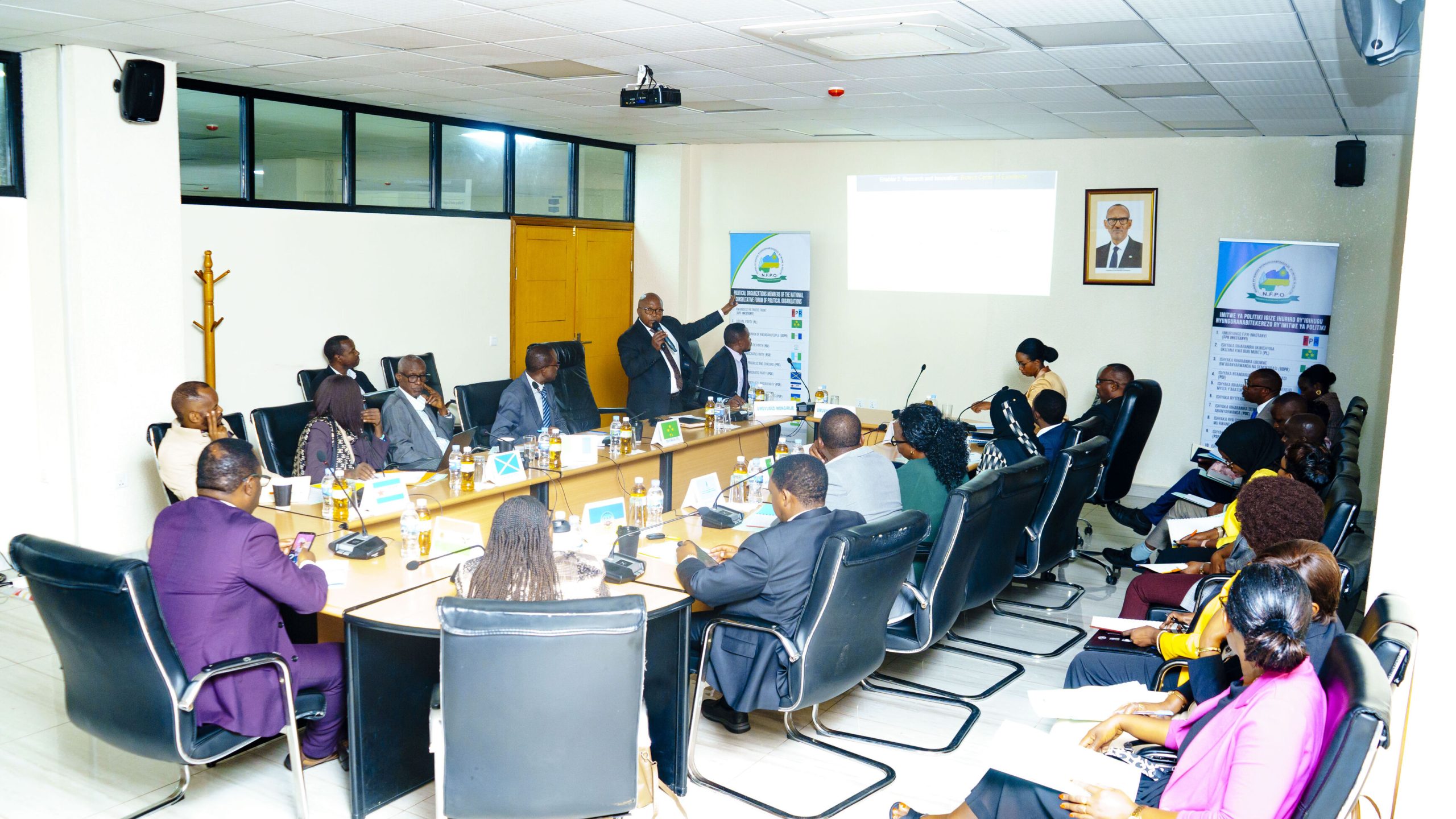 Read more about the article KURI UYU WA KANE, TALIKI YA 18/12/2025 HABAYE INAMA Y’INAMA RUSANGE ISANZWE Y’IHURIRO RY’IGIHUGU NYUNGURANABITEKEREZO RY’IMITWE YA POLITIKI(NFPO) HAMWE NA MINISITIRI W’UBUHINZI N’UBWOROZI BWANA DR NDABAMENYE THERESPHORE KURI POLITIKI N’INGAMBA ZO KONGERA UMUSARURO UKOMOKA KUMUSARURO W’UBUHINZI N’UBWOROZI.